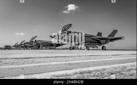 I membri del servizio dell'Aeronautica militare statunitense del 62o Fighter Squadron, Luke Air Force base, Ariz., conducono le operazioni di linea di volo a supporto della F-35 Lightning II TDY, 28 ottobre 2021, presso la Joint base di San Antonio-Kelly Field, Texas. Il 62o FS si allenerà con F-16s dalla 149th Fighter Wing e la 301st Fighter Wing, insieme a T-38s dalla 301st Fighter Wing. Le capacità multi-ruolo del F-35 consentono loro di eseguire missioni che tradizionalmente richiedevano numerosi velivoli specializzati. Le capacità di superiorità aerea gratuite del F-35 accresceranno la nostra flotta di superiorità aerea e. Foto Stock