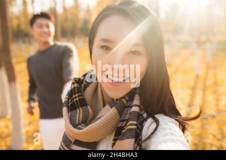 Giovani amanti felici che camminano nei boschi Foto Stock