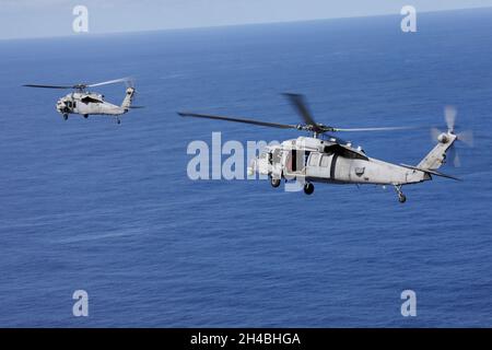 MAR DELLE FILIPPINE (ott 29, 2021) – un elicottero MH-60 Sea Hawk, assegnato al "Island Knights' of Helicopter Sea Combat Squadron (HSC) 25, si prepara a lanciare un missile AGM 114 Hellfire durante un esercizio. L'elicottero sbarcò a bordo della nave da combattimento litoranea variante Indipendenza USS Tulsa (LCS 16) per un missile in carico. (STATI UNITI Foto Navy di Mass Communication Specialist 2a Classe Zachary Grooman) Foto Stock