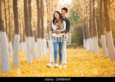 Giovani amanti felici che camminano nei boschi Foto Stock