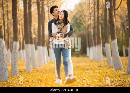 Giovani amanti felici che camminano nei boschi Foto Stock