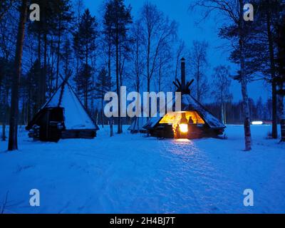 Capanna in legno armadi nella foresta scura. Atmosfera accogliente e incantevole Foto Stock