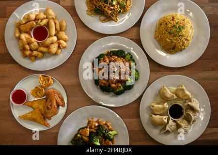 Food Story, cucina asiatica, piatti cinesi preparati per la cena o piatti da asporto sul tavolo Foto Stock