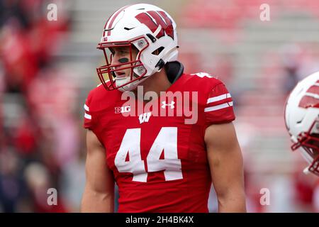 Madison, WISCONSIN, Stati Uniti. 30 Ott 2021. I distintivi del Wisconsin riempitanno John Chenal (44) durante la partita di football dell'NCAA tra gli Iowa Hawkeyes e i distintivi del Wisconsin al Camp Randall Stadium di Madison, WISCONSIN. Darren Lee/CSM/Alamy Live News Foto Stock