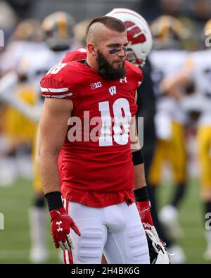 Madison, WISCONSIN, Stati Uniti. 30 Ott 2021. La sicurezza dei distintivi del Wisconsin Collin Wilder (18) premade durante la partita di football dell'NCAA tra gli Iowa Hawkeyes e i distintivi del Wisconsin al Camp Randall Stadium di Madison, WISCONSIN. Darren Lee/CSM/Alamy Live News Foto Stock