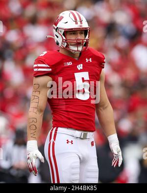 Madison, WISCONSIN, Stati Uniti. 30 Ott 2021. Lebacker dei distintivi del Wisconsin Leo Chenal (5) durante la partita di football dell'NCAA tra gli Iowa Hawkeyes e i distintivi del Wisconsin al Camp Randall Stadium di Madison, WISCONSIN. Darren Lee/CSM/Alamy Live News Foto Stock