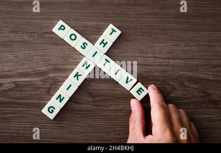 Parole di pensiero positivo concetti raccolti in parola incrociata con cubi di legno Foto Stock