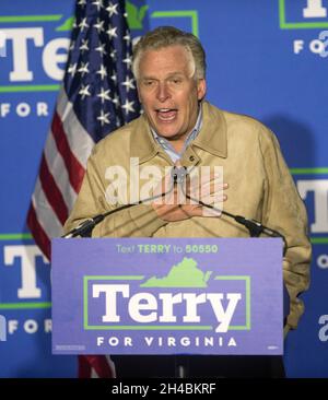 Fairfax, Virginia, Stati Uniti. 01 Novembre 2021. TERRY MCAULIFFE, candidato democratico per il Governatore della Virginia, dà le sue argomentazioni di chiusura alla vigilia delle elezioni.(Credit Image: © Brian Cahn/ZUMA Press Wire) Foto Stock