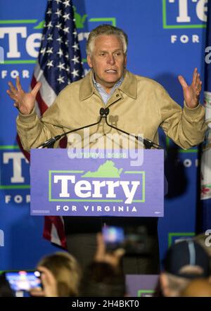 Fairfax, Virginia, Stati Uniti. 01 Novembre 2021. TERRY MCAULIFFE, candidato democratico per il Governatore della Virginia, dà le sue argomentazioni di chiusura alla vigilia delle elezioni.(Credit Image: © Brian Cahn/ZUMA Press Wire) Foto Stock