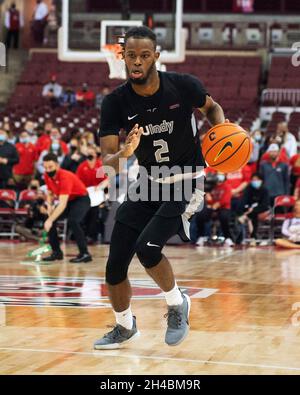 Columbus, Ohio, Stati Uniti. 1 novembre 2021. La guardia di Indianapolis Josiah Tynes (2) porta la palla contro lo stato dell'Ohio nel loro gioco a Columbus, Ohio. Credit: csm/Alamy Live News Foto Stock