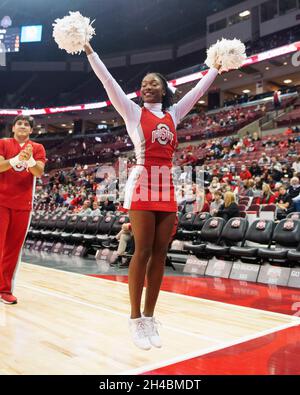 Columbus, Ohio, Stati Uniti. 1 novembre 2021. Un cheerleader dello stato dell'Ohio si esibisce come Ohio state gioca a Indianapolis nel loro gioco a Columbus, Ohio. Credit: csm/Alamy Live News Foto Stock