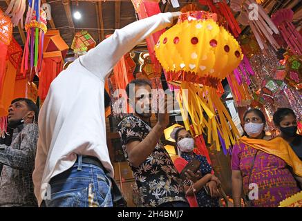 Mumbai, India. 01 Novembre 2021. La gente acquista lanterne al mercato delle lanterne di Matunga a Mumbai. Diwali è celebrato come festa delle luci in India. Credit: SOPA Images Limited/Alamy Live News Foto Stock