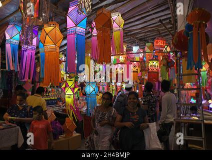 Mumbai, India. 01 Novembre 2021. La gente è vista al mercato delle lanterne a Matunga a Mumbai. Diwali è celebrato come festa delle luci in India. Credit: SOPA Images Limited/Alamy Live News Foto Stock