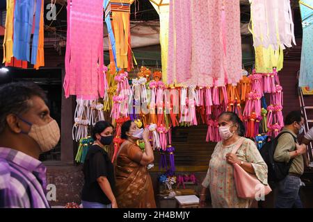 Mumbai, India. 01 Novembre 2021. La gente acquista lanterne al mercato delle lanterne di Matunga a Mumbai. Diwali è celebrato come festa delle luci in India. Credit: SOPA Images Limited/Alamy Live News Foto Stock