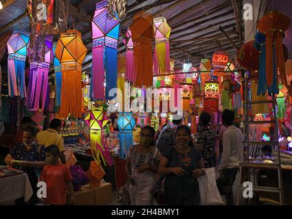 Mumbai, India. 01 Novembre 2021. La gente è vista al mercato delle lanterne a Matunga a Mumbai. Diwali è celebrato come festa delle luci in India. (Foto di Ashish Vaishnav/SOPA Images/Sipa USA) Credit: Sipa USA/Alamy Live News Foto Stock