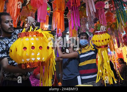 Mumbai, India. 01 Novembre 2021. La gente acquista lanterne al mercato delle lanterne di Matunga a Mumbai. Diwali è celebrato come festa delle luci in India. (Foto di Ashish Vaishnav/SOPA Images/Sipa USA) Credit: Sipa USA/Alamy Live News Foto Stock