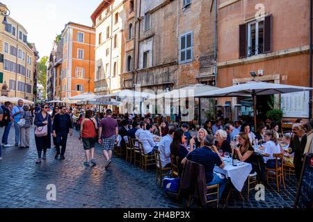 Streets of Rome, via del Portico d'Ottavia, BaGhetto Kosher Restaurant, Bar Toto, ristorante all'aperto, Street dining, Roma, Italia Foto Stock