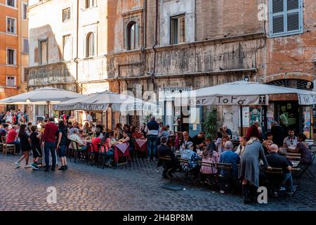 Roma Street, via del Portico d'Ottavia, ristorante il Portico, Bar Toto, persone che cenano all'aperto, Street dining, Roma, Italia Foto Stock