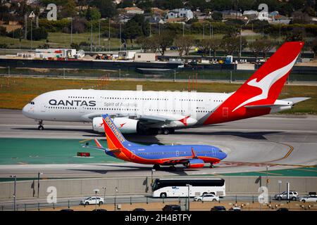 Los Angeles, California, Stati Uniti. 28 marzo 2019. A Qantas Airbus se A380-800 (registrazione VH-OQA) decollo come Boeing Co. Di Southwest Airlines 737 taxi all'aeroporto internazionale di Los Angeles (LAX) giovedì 28 marzo 2019 a Los Angeles, California © 2019 Patrick T. Fallon (Credit Image: © Patrick Fallon/ZUMA Press Wire) Foto Stock