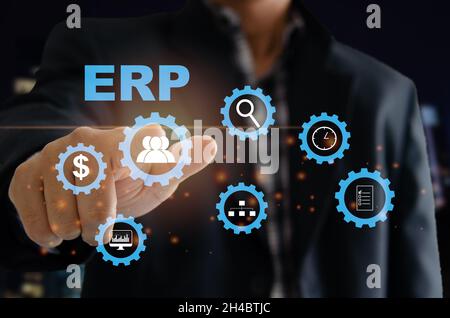 Enterprise Resource Planning (ERP) sistema software per piani di risorse aziendali. La mano di un uomo tocca la parola ERP su uno schermo virtuale. Foto Stock