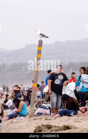 Le affollate condizioni della spiaggia di Santa Monica, come il caldo clima primaverile, attirano la gente alle fresche temperature della costa californiana Foto Stock