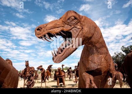 Sculture in acciaio ricoperte di ruggine di Ricardo Breceda esposte nella sua galleria giardino ad Aguanga, California Foto Stock