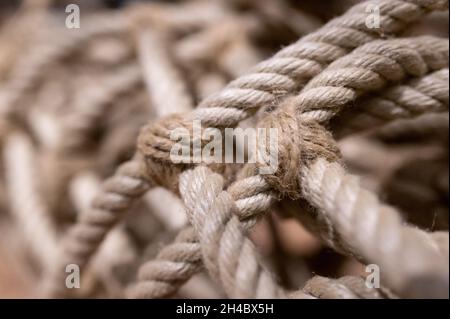 Amburgo, Germania. 31 ottobre 2021. La corda 'legata'. Più di un anno fa, la 'Peking' tornò ad Amburgo - ora lo storico barque a quattro alberi sta ottenendo una nuova rete di jib. La rete è 'legata' da 60 volontari in officine nella stiva della nave e sarà installata sotto il bowsprit in primavera. Credit: Jonas Walzberg/dpa/Alamy Live News Foto Stock