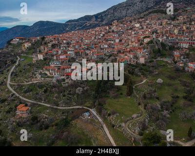 Veduta aerea del pittoresco villaggio di Arachova, Boeotia, Grecia Foto Stock