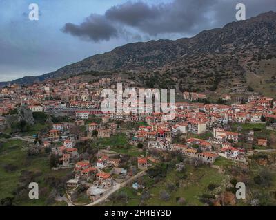 Veduta aerea del pittoresco villaggio di Arachova, Boeotia, Grecia Foto Stock