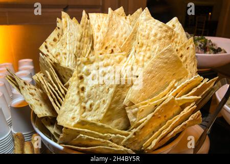 Il pane viene tagliato a cena a buffet in occasione di un evento. Foto Stock