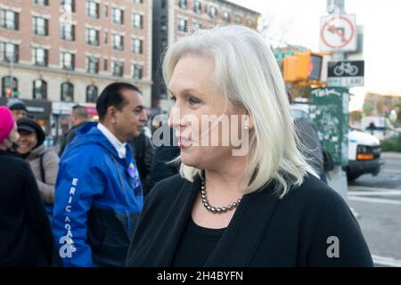 New York, Stati Uniti. 01 Novembre 2021. Il candidato sindaco del Partito democratico Eric Adams sostiene uscire il raduno dei voti con il senatore degli Stati Uniti Kirstan Gillibrand e i membri della comunità latino a Washington Heights a New York il 1 novembre 2021. (Foto di Lev Radin/Sipa USA) (Foto di Lev Radin/Pacific Press) Credit: Pacific Press Media Production Corp./Alamy Live News Foto Stock