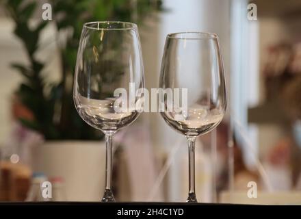 Primo piano di un paio di bicchieri da vino vuoti e trasparenti Foto Stock
