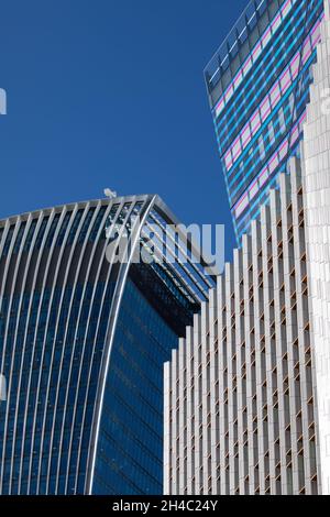 LONDRA, UK - 22 OTTOBRE 2021: Immagine astratta degli edifici di uffici nella città di Londra contro il cielo blu Foto Stock