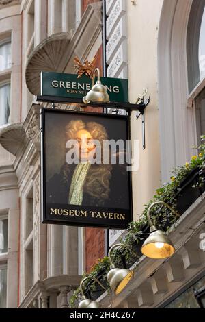 LONDRA, Regno Unito - 22 OTTOBRE 2021: Cartello sospeso fuori dal Plow Pub in Great Russell Street Foto Stock