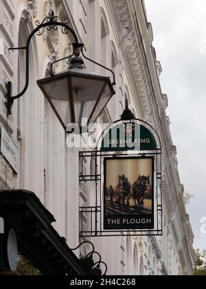 LONDRA, Regno Unito - 22 OTTOBRE 2021: Cartello sospeso fuori dal Plow Pub in Museum Street Foto Stock