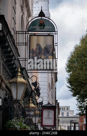 LONDRA, Regno Unito - 22 OTTOBRE 2021: Cartello sospeso fuori dal Plow Pub in Museum Street Foto Stock