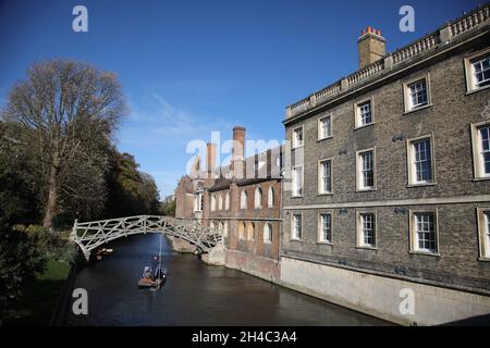 Cambridge, Regno Unito. 01 Novembre 2021. Una bella giornata nei pressi del Mathematical Bridge di Cambridge mentre la gente punisce sul fiume Cam, il 1° novembre 2021. Credit: Paul Marriott/Alamy Live News Foto Stock