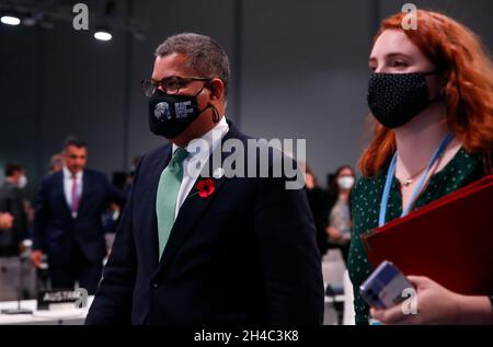 Glasgow, Gran Bretagna. 1 novembre 2021. Il Presidente della COP26 Alok Sharma (L) partecipa alla cerimonia di apertura del Vertice dei leader mondiali in occasione della 26a Conferenza delle Nazioni Unite sui cambiamenti climatici (COP26) a Glasgow (Gran Bretagna), 1 novembre 2021. Lunedì i leader mondiali hanno chiesto azioni concrete per affrontare le sfide del cambiamento climatico in occasione della COP26. Credit: Han Yan/Xinhua/Alamy Live News Foto Stock