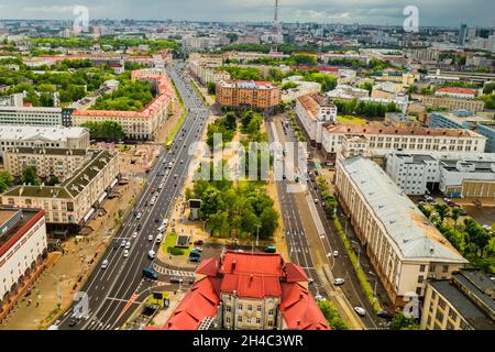 Vista dall'alto del centro storico di Minsk e Piazza Yakub Kolas. Città vecchia nel centro di Minsk e Independence Avenue.Belarus. Foto Stock