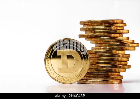 Un mucchio di Dogecoin che ha un colore oro che è attualmente popolare e ha un valore crescente rispetto al dollaro US. Per il pagamento, finanziamento Foto Stock