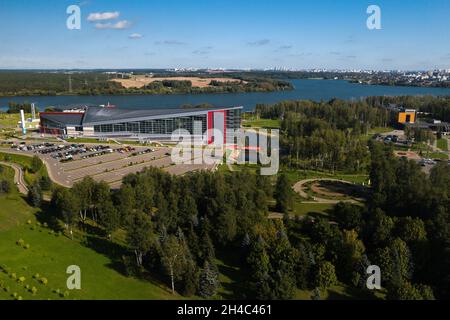 Vista dall'alto del parco acquatico e parcheggio a Minsk sul Drozdy Reservoir.Belarus. Foto Stock