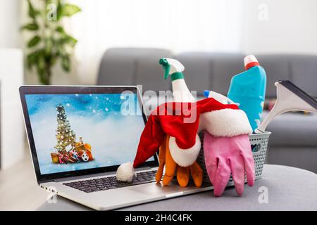 Sfondo natalizio minimo con prodotti chimici per la casa. Plastica. Felice Anno Nuovo. Pulizia casa e appartamento prima di Natale. Foto Stock