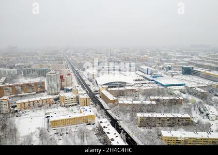 Centro città di Minsk innevato da un'altezza. Bielorussia. Foto Stock