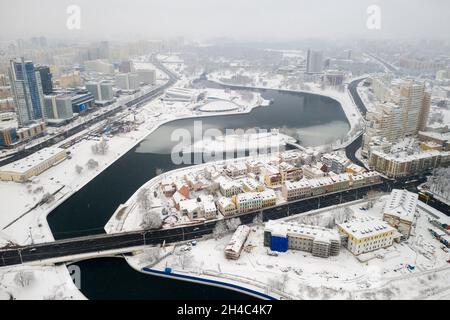 Centro città di Minsk innevato da un'altezza. La città alta. Bielorussia. Foto Stock