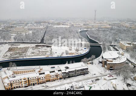 Centro città di Minsk innevato da un'altezza. La città alta. Bielorussia. Foto Stock