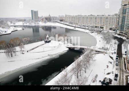 Centro città di Minsk innevato da un'altezza. La città alta. Bielorussia. Foto Stock