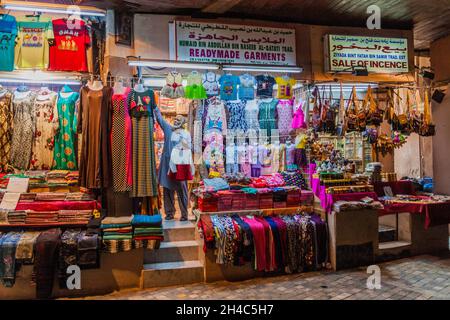 MUSCAT, OMAN - 23 FEBBRAIO 2017: Negozi di Muttrah souq a Muscat, Oman Foto Stock