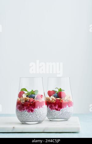 Seme di chia gustoso, yogurt, lampone, mirtillo, avena, mandorla, menta. Superfood tropicale parfait Foto Stock