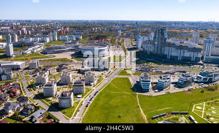 Vista dall'alto del quartiere di Drozdy e del complesso sportivo Minsk Arena Minsk a Minsk.Belarus. Foto Stock