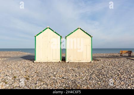 Due capanne bianche, solitarie, sulla spiaggia di Cayeux-sur-Mer. Opal Coast, Francia Foto Stock